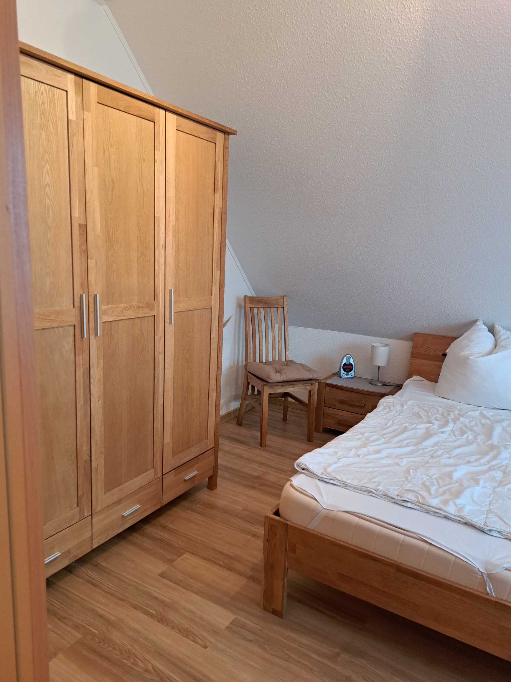 Schlafzimmer Schrank und Bett